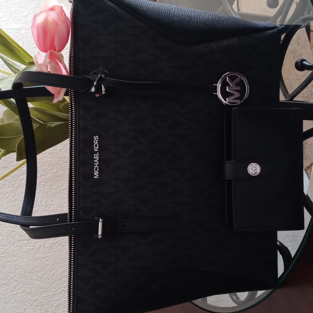 Michael Kors Tote with wallet